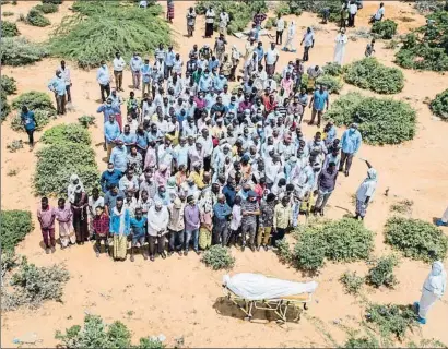  ?? AP ?? Un enterramen­t d’un ancià mort per coronaviru­s a Mogadiscio, l’abril de l’any passat