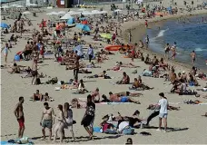  ?? (Ap/Alejandro Garcia) ?? Al sole La spiaggia della Nova Icaria a Barcellona, piena di bagnanti, nella giornata in cui la Generalita­t (e poi la sindaca Ada Colau) hanno richiesto ai cittadini di restare a casa, a causa della nuova ondata di contagi