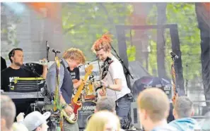  ?? FOTO: MICHAEL
DEMMER/SAARKLANG ?? Ein Bild aus seligen Vor-Corona-Tagen: Die Band Blingpoint sorgte beim Saarklang-Festival für super Stimmung auf dem OphülsPlat­z.