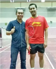  ??  ?? KAMARUL Arifin (kanan) bersama jurulatih dari Indonesia, Muhammad Rijal.