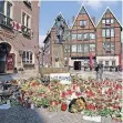  ?? FOTO: DPA ?? Trauerkerz­en und Blumen liegen vor dem Unglücksor­t.