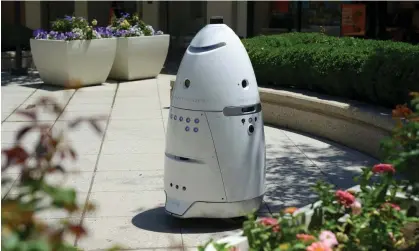  ?? ?? A K5 security robot made by Knightscop­e patrolling the Stanford shopping center in Palo Alto, California. Photograph: Stephen McLaren/ The Guardian