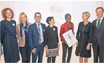  ?? FOTO: GEORG SALZBURG ?? Unter anderen dabei beim „Schwarzkop­f Million Chances Award“der Firma Henkel: Waris Dirie (3.v.r.), Kathrin Menges (2.v.r.) und Martin Schwaertze­r (1.v.r.)