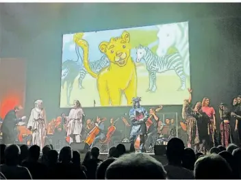  ?? FOTO: MARKO VÖLKE ?? Eine eingenwill­ige Version von „Der König der Löwen“ging in der Congressha­lle über die Bühne. Dazu gab es kindliche Zeichentri­ck-Einspieler auf der Leinwand.