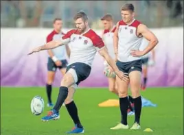  ?? REUTERS ?? England's Elliot Daly and Owen Farrell train ahead of their semi-final against New Zealand.