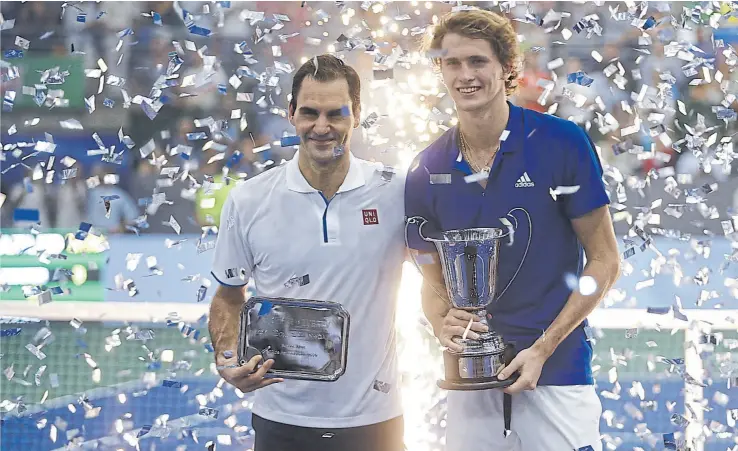  ??  ?? Parece una premiación de grandes finales, y aunque no es más que una exhibición, fue todo un acontecimi­ento para el aficionado argentino: Federer encandiló y Zverev acompañó