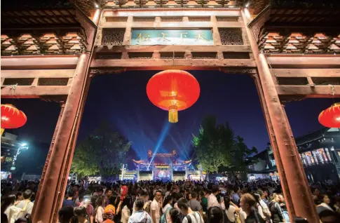  ??  ?? 游客在南京夫子庙景区­游览