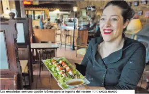  ?? FOTO ÁNGEL MANSO ?? Las ensaladas son una opción idónea para la ingesta del verano