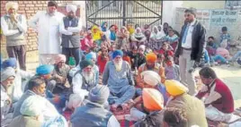  ??  ?? Customers protesting outside an Oriental Bank of Commerce branch in Dhuri on Monday.