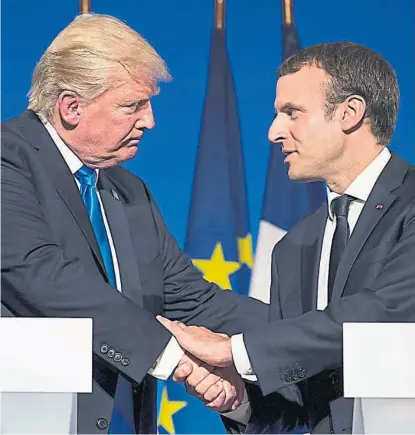  ?? (AP) ?? Limando asperezas. Trump, golpeado por denuncias internas y recelos en el G-20, aceptó visitar a Macron.