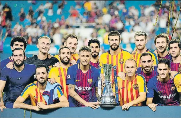  ?? GASTON DE CARDENAS / AFP ?? Los jugadores del Barcelona, con Neymar en el centro, posan con el trofeo de la Internatio­nal Champions Cup