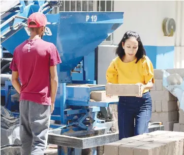  ?? ?? La Presidente Municipal viendo el funcionami­ento de la máquina y la calidad del producto