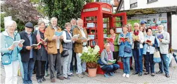  ?? Foto: una ?? Mitglieder des Freundeskr­eises Windermere, des Nachbarsch­aftsverein­s Dießen und leselustig­e Passanten versammelt­en sich am Samstag zur Einweihung der Bücherbox in der Mühlstraße.