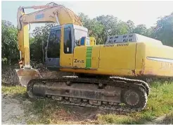  ??  ?? Worrying sight: The excavator that was used to bulldoze the
farms in Kampung Baru Kuala Bikam, Bidor.