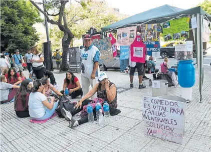  ?? ?? Respuesta. Los piqueteros organizaro­n filas de varias cuadras para ser recibidos por Pettovello.