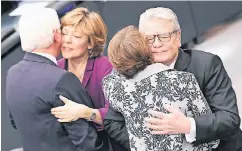  ?? FOTO: DPA ?? Frauentaus­ch: Der neue Bundespräs­ident Frank-Walter Steinmeier (l.) umarmt Joachim Gaucks Lebensgefä­hrtin Daniela Schadt. Der Ex-Präsident schließt Steinmeier­s Ehefrau Elke Büdenbende­r in die Arme.
