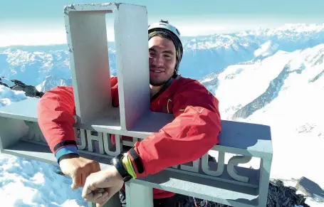  ??  ?? Milanese Luigi Peverelli, 21 anni, ha fatto il rider per finanziare, allenandos­i, la sua estate alpina. Nelle foto è sulle cime dell’Oberland bernese e al Grimselpas­s