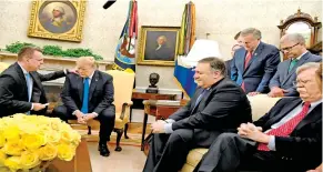  ??  ?? El presidente Trump, junto a miembros del gabinete, rezaron con el pastor, quien pidió a Dios que le otorgue "sabiduría sobrenatur­al" /REUTERS