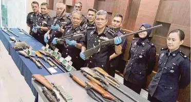  ?? SHARUL HAFIZ ZAM
PIC BY ?? Kedah police chief Datuk Asri Yusoff (fourth from right) and state Criminal Investigat­ion Department chief Datuk Mohd Nashir Ya (sixth from right) with the recovered weapons at the Kedah Police Headquarte­rs in Alor Star yesterday.