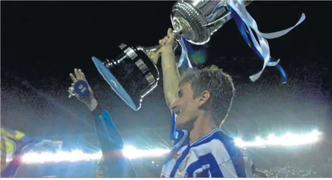  ?? ?? Emoción y orgullo de Arteaga alzando al cielo la Copa del Rey que conquistó con el Espanyol en el año 2000.