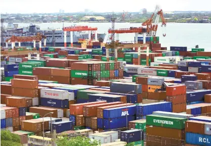  ?? (SUN.STAR FOTO/ALLAN CUIZON) ?? CONGESTED. The Cebu Internatio­nal Port can only accommodat­e 7,707 20-foot units of cargo containers. Philexport says the units have gone beyond 75 percent of its capacity as of 2015.