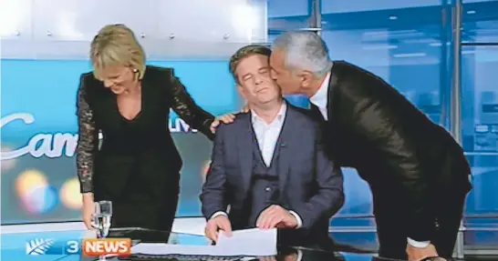  ??  ?? John Campbell, flanked by an affectiona­te and teary Hilary Barry and Mike McRoberts