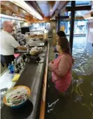  ?? AP ?? Venecianos departían ayer en un bar de la histórica ciudad.