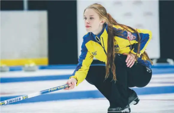  ?? FOTO: ALINA PAVLYUCHIK ?? TROGEN. Isabella Wranå, 20, har varit Sundbyberg­s curlingklu­bb trogen hela livet och spelat med Fanny Sjöberg och Jennie Wåhlin nästan hela sin curling-