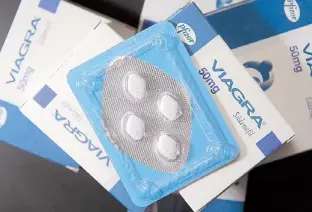  ??  ?? SE ESPERA que Pfizer, fabricante de Viagra, lance pronto una versión genérica y más económica de su famosa “pastillita azul”.