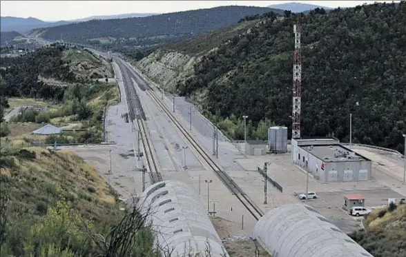  ?? AGUSTÍ ENSESA ?? Línea ferroviari­a que une Barcelona y Francia a la entrada del túnel de El Pertús