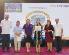  ?? CONTRIBUTE­D FOTO ?? CHAMPION. Teachers’ Got Talent champion Melinda Lapingcao (third from right) from the Division of Lapu-Lapu City during the Mega Cebu Awards Night last Oct. 4. Representa­tives from the contest sponsors and presenters handed the award ( from left), Veco...