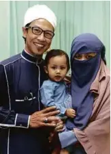  ??  ?? ZUL Yahya bersama isteri dan anak.