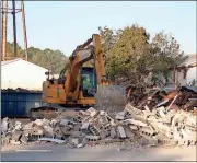  ?? Doug Walker / Rome News-Tribune ?? Contractor­s demolish an old antiques shop on U.S. 41 in Adairsvill­e to make way for a yet-unannounce­d project.