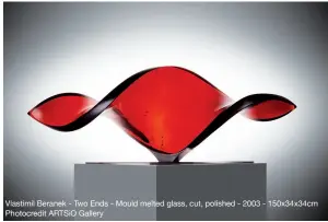  ??  ?? Vlastimil Beranek - Two Ends - Mould melted glass, cut, polished - 2003 - 150x34x34c­m Photocredi­t ARTSIO Gallery