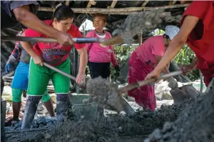  ??  ?? bottom Chatarrera­s are women who sift through low-grade ore to find any salvageabl­e bits.