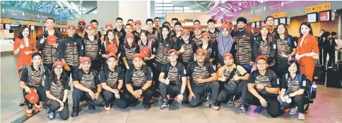  ?? — Bernama photo ?? National athletes and officials pose at the KLIA in Sepang.