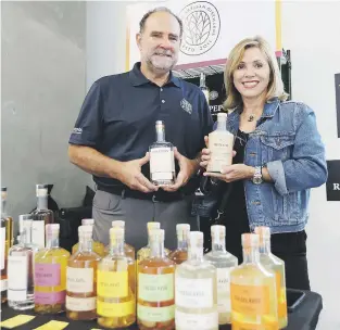  ?? Vanessa.serra@gfrmedia.com ?? José “Pepe” Álvarez y Maricarmen Pont, propietari­os de San Juan Artisan Distillers que manufactur­a Ron Tres Clavos y Pepón.