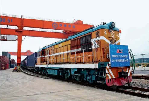  ?? Cnsphoto ?? 13 de mayo de 2017. El tren Yiwu-Madrid parte de la Estación del Oeste de Yiwu, en Zhejiang.