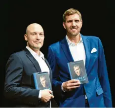  ?? Foto: Silas Stein, dpa ?? Der Basketball­star Dirk Nowitzki stellte in Frankfurt zusammen mit Thomas Pletzinger ein Buch über seine Karriere vor.