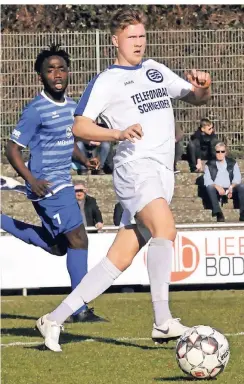  ?? BENEFOTO ?? Turs Maximilian Funk (re.) sorgte in der Defensive dafür, dass der Oberligist beim Sieg über die SSVg Velbert zu Null spielte.