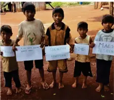  ?? FOTO: HARTMANN ?? „Wir wollen eine Schule“, das wünschen sich diese Indianer-Kinder im argentinis­chen Urwald.