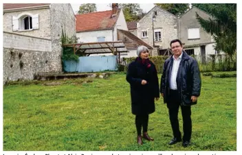  ??  ?? La maire Évelyne Placet et Alain Pecriaux sur le terrain qui accueiller­a la maison de santé.