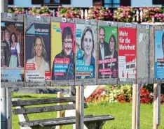  ?? Foto: Alexandra Beier, Getty Images ?? Die Bayern haben gewählt: Wahlplakat­e bei Miesbach.