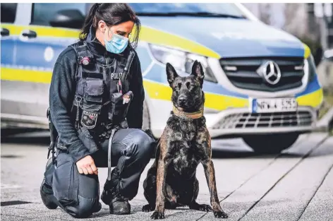 ?? FOTO: ANDREAS BRETZ ?? Sandra H., Polizeiobe­rkommissar­in in Köln, mit ihrem Diensthund Enox.
