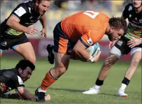  ?? ?? UNSTOPPABL­E: Boan Venter evades a tackle to break through and score his try