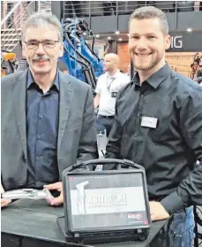  ?? FOTO: SFZ ?? Daniel Weiß (rechts) gemeinsam mit Prof. Dr. Schubert, Geschäftsf­ührer von Abicor-Binzel, bei der Fachmesse Schweißen und Schneiden in Düsseldorf, wo der Schüler des Schülerfor­schungszen­trum seinen Prototyp vorstellt.