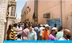  ??  ?? An overcrowde­d makeshift market in Jleeb Al-Shuyoukh.