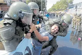  ?? AP ?? Represión. La policía chilena arresta a un manifestan­te en Santiago.