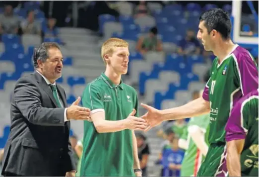  ?? JAVIER ALBIÑANA ?? Paco Aurioles, Alberto Díaz y Giorgi Shermadini, antes del Unicaja-Unics del pasado martes.