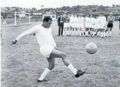  ?? Picture:EVENING STANDARD/GETTY IMAGES ?? HISTORIC: South African footballer Albert Johanneson of Leeds United in training during the 1968 season.